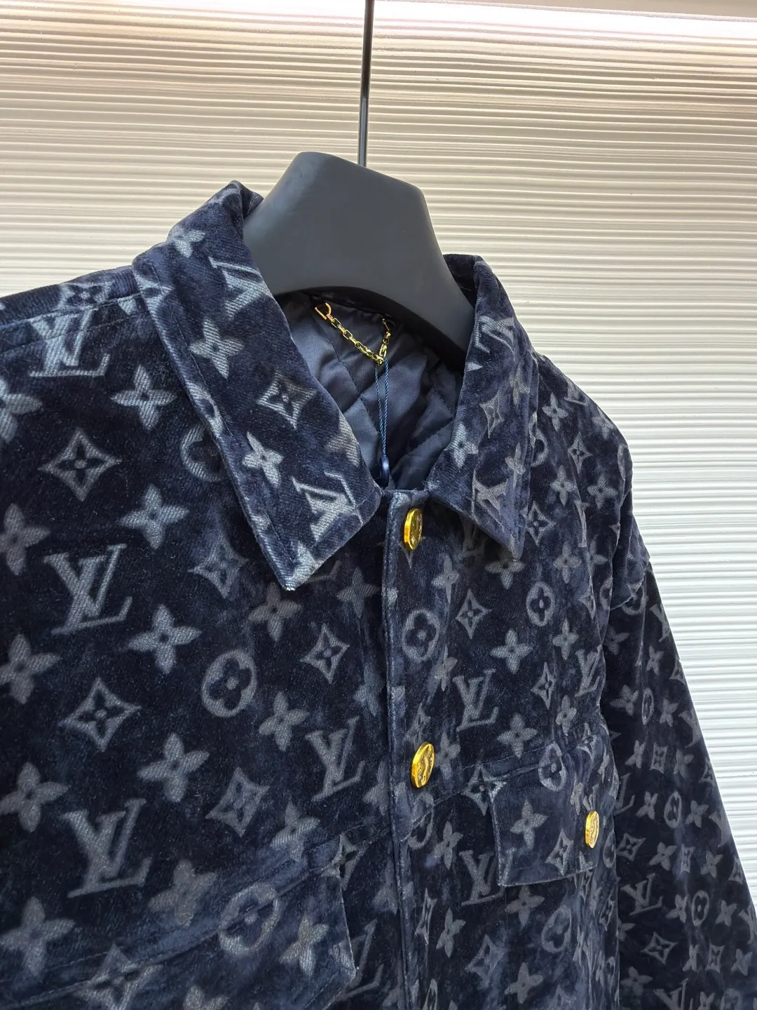 LOUIS VUITTON bonfire flocked denim jacket ●Original version: purchased and developed by 29909 ●Item number: 1681698-D90 ●Fabric: jacquard flocked denim fabric ●Technology: Shaohua production ●Version: fitted version ●Weight: about 1345 grams ●Size: 46-48-50-52 ●Description: Jacquard flocked denim fabric using twill weave. The texture is thick and the twill texture and clear lines have been properly processed. The fabric is custom-dyed and spun yarn is flocked, with the classic presbyopia pattern throughout. The entire piece of garment is cut using infrared laser positioning. The body is cut by hand to match the pattern. The pieces are cut and positioned to match the pattern. The entire width of the garment is fixed with single-needle embroidery in thick lines. From the waistband, trouser pockets, and pockets, all are made to high-end sewing standards, and multiple processes are exclusively developed and customized, resulting in huge fabric losses. Each piece is made by a master with rich washing experience. He uses gauze to dip acrylic paint and apply it evenly on the flocking surface by hand according to the original positioning method. The dyeing time is controlled, and the scrap rate of defective products is extremely high. Each large piece presents a unique fire cloud effect. The overall wiring is straight and delicate, the fabric is comfortable and soft, and the color is consistent without color difference. It can be matched with the same style to create a fashionable look and control various occasions. Customized accessories, complete with three standards, same style for men and women!